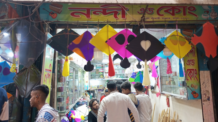 Kites market hits up in Old Dhaka for Shakrain