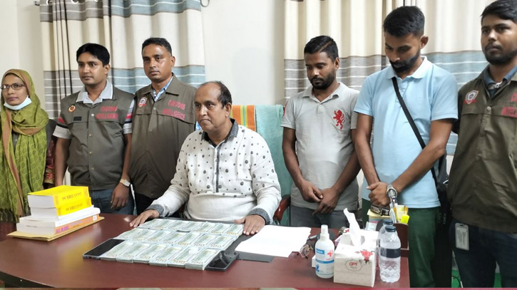 Two held with 1.7 lakh USD at Benapole check-post Two held with 1.7 lakh USD at Benapole check-post