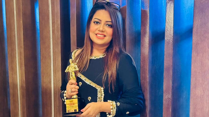 Kona awarded as best singer Kona awarded as best singer
