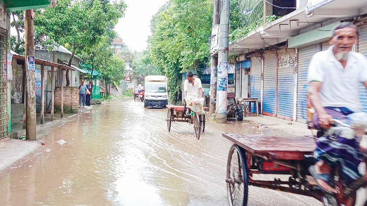 Heavy rain, lack of drainage cause waterlogging Heavy rain, lack of drainage cause waterlogging