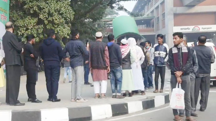 Metro rail opens for public, long queues seen at Agargaon Metro rail opens for public, long queues seen at Agargaon