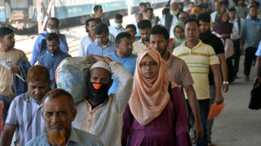 Passengers overcrowded at Kamlapur railway station