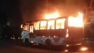 Bus set ablaze in Naogaon, 2 BNP activists arrested
