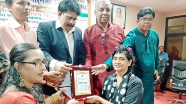 Poet and journalist Syeda Rashida Bari honoured with Sabyashachi Lekhok Title