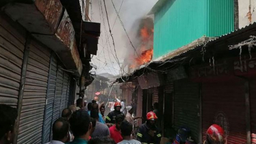 4 shops gutted in fire at Khulna Ferryghat area