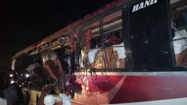 5 killed in bus-truck collision in Madaripur