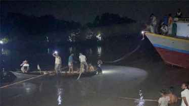 8 die as picnic trawler capsizes in Munshiganj