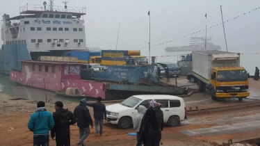 Fog disrupts ferry services on Daulatdia-Paturia route