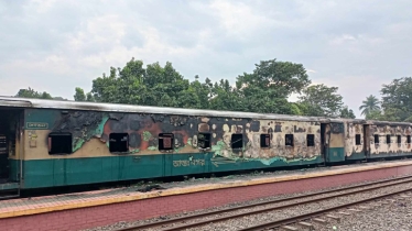 Miscreants set commuter train on fire in Tangail