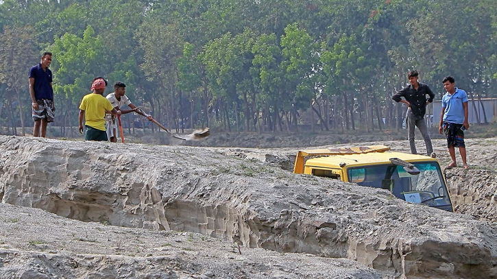 Illegal sand lifting causes erosion threat 