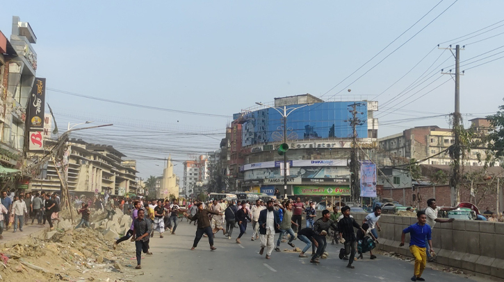Police-hawkers clash in Chattogram, 5 injured