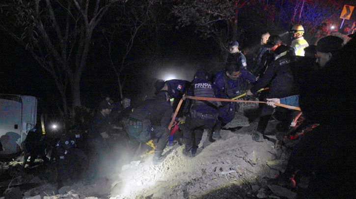 Eighteen killed in Mexico bus accident Eighteen killed in Mexico bus accident