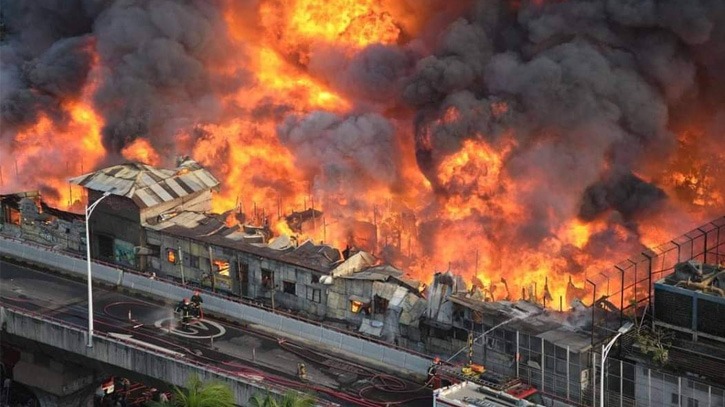 Massive fire breaks out at Bangabazar market Massive fire breaks out at Bangabazar market