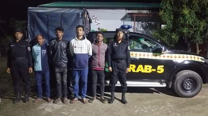 4 youths arrested while taking hemp in Chapainawabganj 4 youths arrested while taking hemp in Chapainawabganj