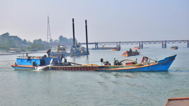 Unplanned extraction leads to plundering Karnaphuli sand Unplanned extraction leads to plundering Karnaphuli sand