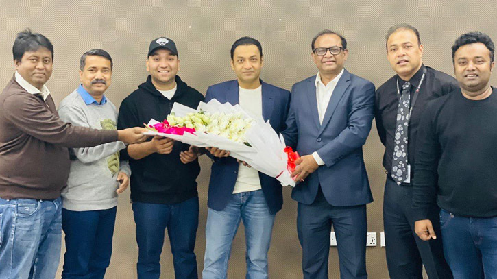 CRAB accords floral reception to Bashundhara Group Managing Director