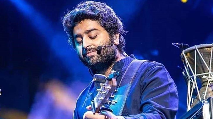 Arijit Singh gets injured by fan at concert Arijit Singh gets injured by fan at concert