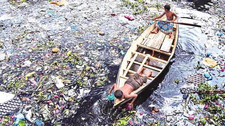 Wastes contaminate Buriganga, odor engulfs populace Wastes contaminate Buriganga, odor engulfs populace