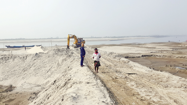 Rampant sand lifting along Jamuna poses erosion threat Rampant sand lifting along Jamuna poses erosion threat
