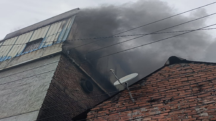 Fire breaks out at Old Dhaka plastic factory