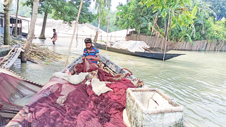 Flood-stricken fishermen in Chilmari face dire livelihood crisis in Chilmari Flood-stricken fishermen in Chilmari face dire livelihood crisis in Chilmari