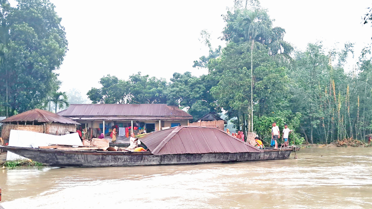 Over 500 houses submerged as flood washed away spur dam Over 500 houses submerged as flood washed away spur dam