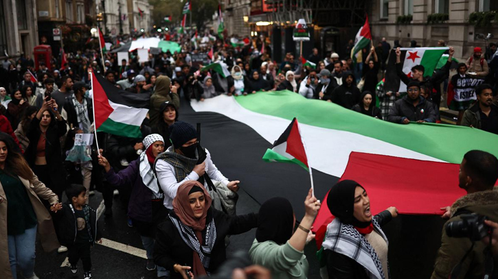Tens of thousands of pro-Palestinian protesters march in London Tens of thousands of pro-Palestinian protesters march in London