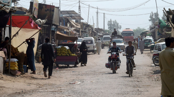 Gunmen kill 4, wound lawmaker in northwest Pakistan Gunmen kill 4, wound lawmaker in northwest Pakistan