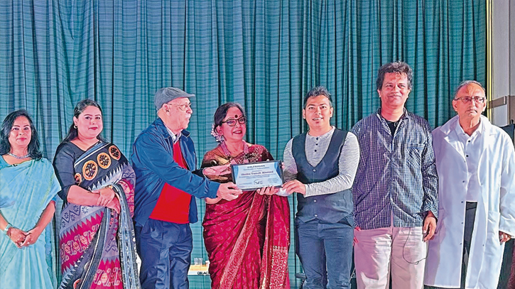Shake Tanvir receives Best Theatre Actor award in NY Shake Tanvir receives Best Theatre Actor award in NY