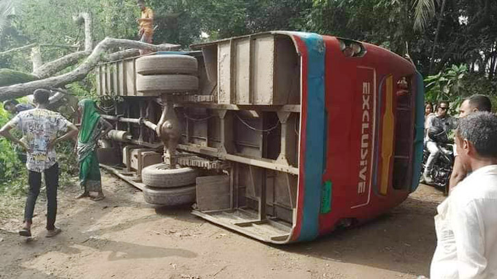 One dead, 7 injured as bus overturns in Satkhira