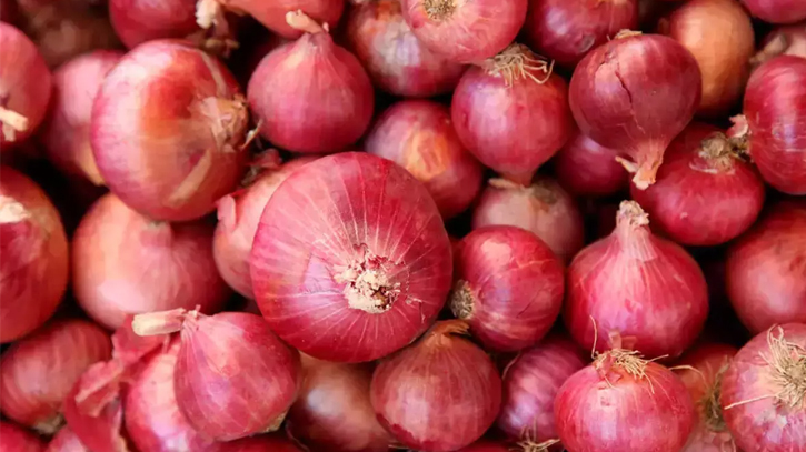 Indian onions start reaching Satkhira, leading to prices easing down