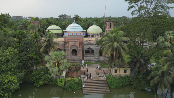 Jinn Mosque built on the model of Delhi Shahi Jame Masjid Jinn Mosque built on the model of Delhi Shahi Jame Masjid