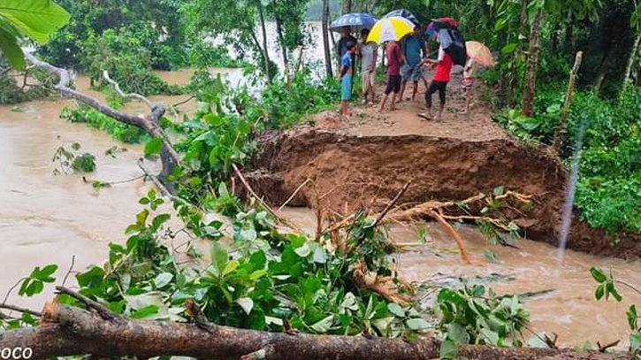 মুহুরী নদীর বাঁধে ভাঙন, পানির নিচে বরইয়াসহ আশপাশের এলাকা  