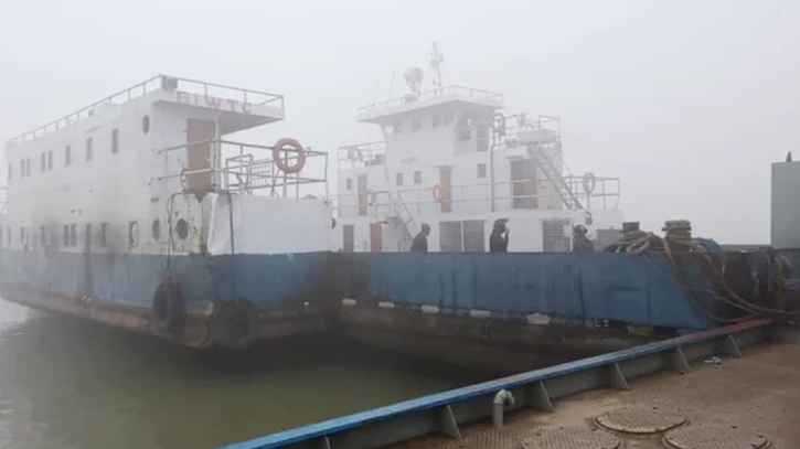কুয়াশায় পাটুরিয়া-দৌলতদিয়া রুটে ফেরি চলাচল বন্ধ কুয়াশায় পাটুরিয়া-দৌলতদিয়া রুটে ফেরি চলাচল বন্ধ