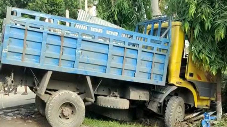 গাজীপুরে ট্রাকচাপায় অটোরিকশার ৩ যাত্রী নিহত গাজীপুরে ট্রাকচাপায় অটোরিকশার ৩ যাত্রী নিহত