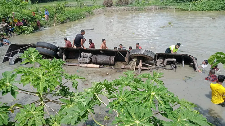 ঝালকাঠিতে যাত্রীবাহী বাস নিয়ন্ত্রণ হারিয়ে পুকুরে, নিহত ১৩