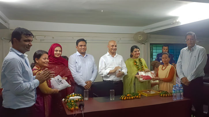 জাফলংয়ে বিভাগীয় কমিশনারের খাসিয়া পল্লী পরিদর্শন জাফলংয়ে বিভাগীয় কমিশনারের খাসিয়া পল্লী পরিদর্শন