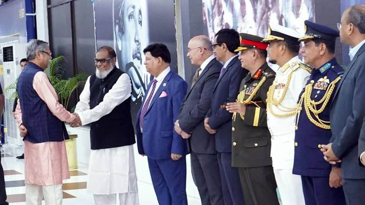 হজ পালন শেষে দেশে ফিরলেন রাষ্ট্রপতি হজ পালন শেষে দেশে ফিরলেন রাষ্ট্রপতি