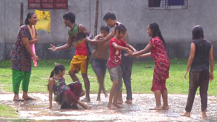কাদা-জলে মাখামাখি! কাদা-জলে মাখামাখি!