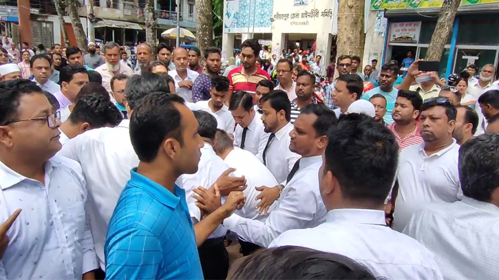 শরীয়তপুরে মানববন্ধনে আইনজীবীদের হাতাহাতি শরীয়তপুরে মানববন্ধনে আইনজীবীদের হাতাহাতি