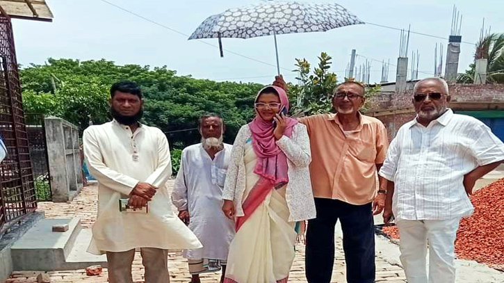 উপজেলা নির্বাহী অফিসার মাথায় ছাতা ধরলেন বীর মুক্তিযোদ্ধা! উপজেলা নির্বাহী অফিসার মাথায় ছাতা ধরলেন বীর মুক্তিযোদ্ধা!