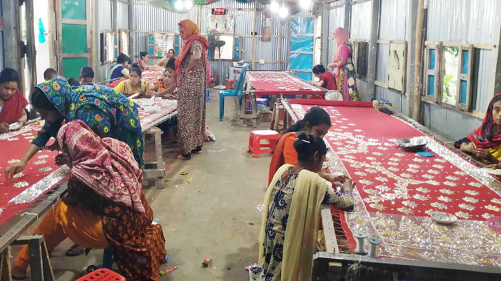 কুমিল্লায় শাড়িতে নকশার কাজে ভাগ্য বদল কুমিল্লায় শাড়িতে নকশার কাজে ভাগ্য বদল