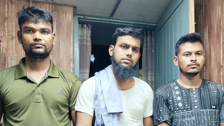 সাতকানিয়ায় অপহৃত ট্রাক ও চালক উদ্ধার, গ্রেপ্তার ৩ সাতকানিয়ায় অপহৃত ট্রাক ও চালক উদ্ধার, গ্রেপ্তার ৩
