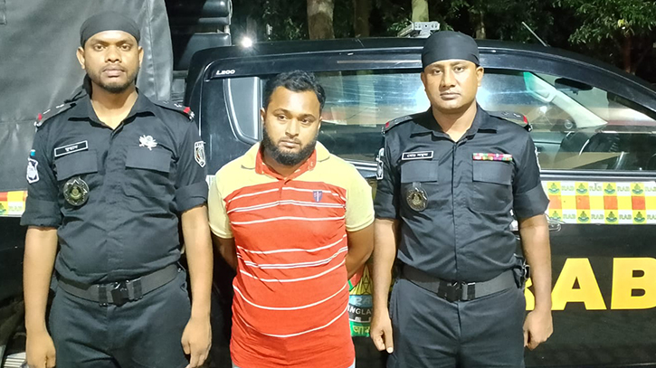 বগুড়ায় খামারী হত্যা মামলার আসামী গ্রেপ্তার বগুড়ায় খামারী হত্যা মামলার আসামী গ্রেপ্তার