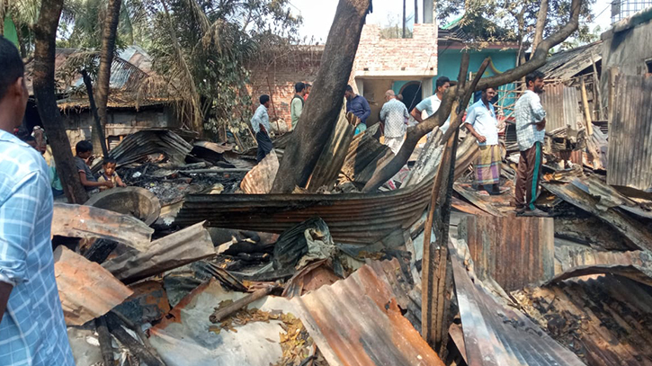 গোয়ালে মশার কয়েল, আগুনে পুড়ল ১৮ বসতঘরসহ ২ গরু গোয়ালে মশার কয়েল, আগুনে পুড়ল ১৮ বসতঘরসহ ২ গরু