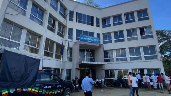 লোহাগাড়ায় মাইক্রোবাসের ধাক্কায় বাইক আরোহী নিহত, আহত ১ লোহাগাড়ায় মাইক্রোবাসের ধাক্কায় বাইক আরোহী নিহত, আহত ১