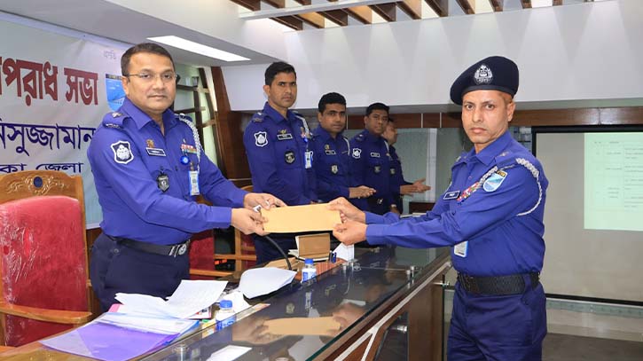 ঢাকা জেলার শ্রেষ্ঠ এসআই নজরুল ইসলাম ঢাকা জেলার শ্রেষ্ঠ এসআই নজরুল ইসলাম