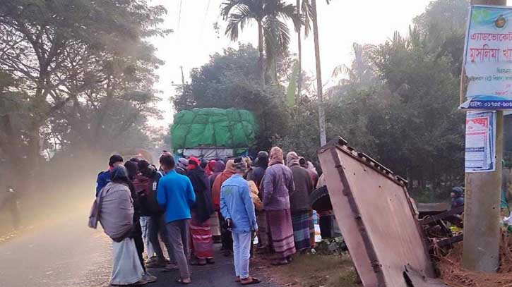 পাবনায় দাঁড়িয়ে থাকা করিমনে ট্রাকের ধাক্কায় নিহত ৩, আহত ৫ পাবনায় দাঁড়িয়ে থাকা করিমনে ট্রাকের ধাক্কায় নিহত ৩, আহত ৫