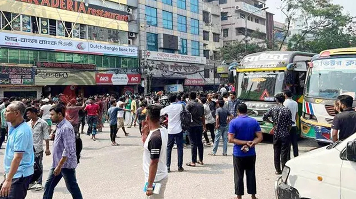 রামপুরায় অটোরিকশা বন্ধের প্রতিবাদে সড়ক অবরোধ রামপুরায় অটোরিকশা বন্ধের প্রতিবাদে সড়ক অবরোধ