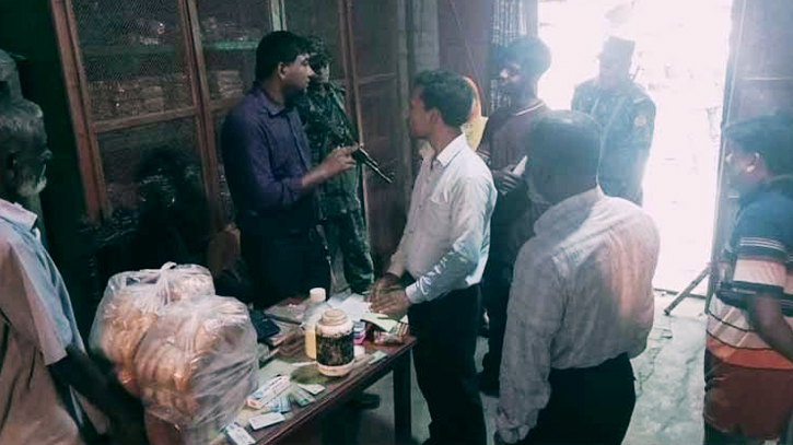 মানিকগঞ্জে ভোক্তা অধিদপ্তরের অভিযানে ৪ ব্যবসায়ীকে জরিমানা মানিকগঞ্জে ভোক্তা অধিদপ্তরের অভিযানে ৪ ব্যবসায়ীকে জরিমানা